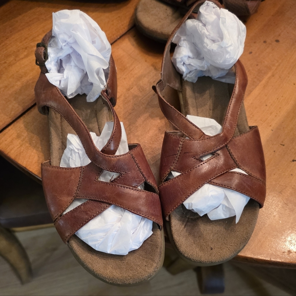 Earth Genuine Leather Sandals (8.5)